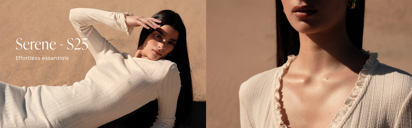Malli makaa uurretussa, luonnonvalkoisessa "Almond White Pointelle Beach Dress" -mekossa hiekkarannalla lämpimässä ja aurinkoisessa ympäristössä. Bannerissa on myös teksti "Serene - S25" ja "Effortless essentials".