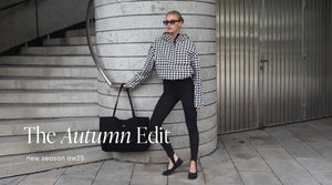 Malli pukeutuneena Pepita Waterproof Anorakiin ja Black Sense Stirrup Tights -housuihin, stailattuna aurinkolaseilla ja Black Waterproof Apparel Tote Bag -laukulla.
