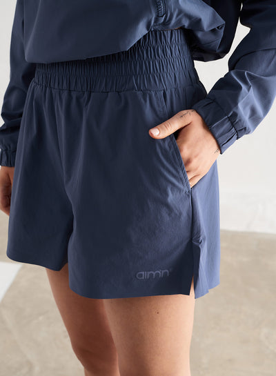 [The model wears size S and is 175 cm.]